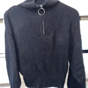 Svart stickad  - Svart stickad från H&M, storlek XS. Nyskick 