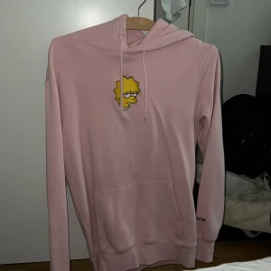 Simpsons Hoodie - Ljusrosa simpsons hoodie från hm, köpt på herravdelningen i storlek xs men passar s-m