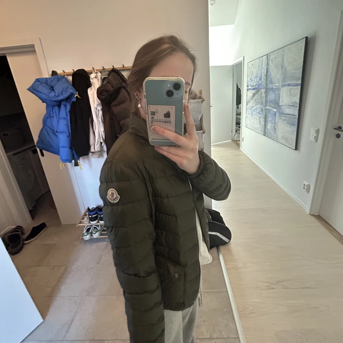 Mörkgrön moncler jacka. 