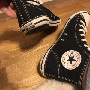 All star Converse  - Strl. 39/40 Möts upp i Malmö eller fraktas 🚚📦 Säljs för 300kr  Äkta All star Converse skor i färgen svart. 