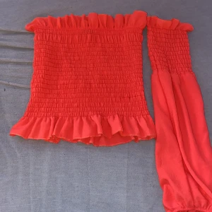 Tröja - En röd topp med en arm. Storlek Xs/S. Säljer den eftersom jag har vuxit ur den.