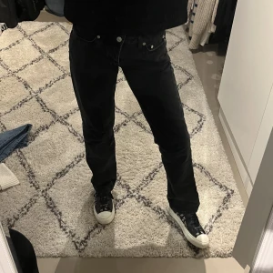 Low waist jeans - As snygga low waist jeans. De är i en svart tvättad färg. Populära Modellen Icon från lager 157. Ordinarie tid pris 400 