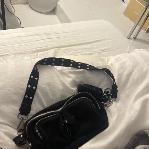 Väska - Väska från Gina tricot, finns med två olika band. Pris kan diskuteras. 