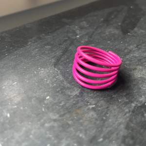 Spiralformad rosa ring