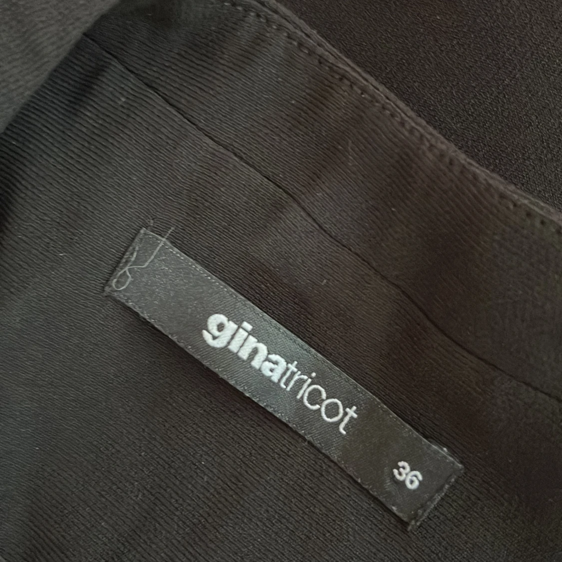 Svart blazer från Gina Tricot - 91