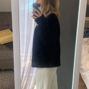 Pälsjacka - Svart pälsjacka. Går att stänga med hjälp av knappar. Är 165 cm lång. Är vanligtvis en xs/s. Inköpt på MQ med märket visual clothing project. Vid frågor kontakta mig via pm.