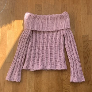 Stickad off shoulder tröja - Superfin gammelrosa stickad off shoulder tröja! Så extremt fint tröja men tyvärr för liten för mig. 