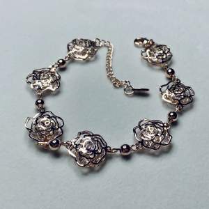 (15kr frakt) Jätte vackert armband med rosor!🌹 Helt ny och oanvänd❤️I själva rosorna finns små diamanter. Armbandet är 24cm långt och är justerbar👍🏻