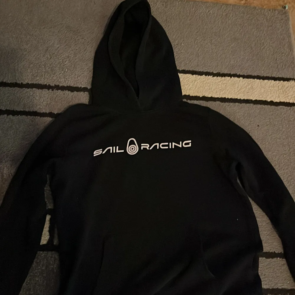 Sail racing hoodie som blivit för liten. Lite slitage på tryck men annars i bra skick . Hoodies.