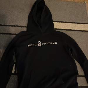 Sail racing hoodie som blivit för liten. Lite slitage på tryck men annars i bra skick 