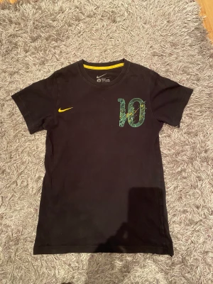 Vintage nike T-shirt neymar  - Vintage Nike neymar tisha i strl S, bra skick. Väldigt snygg o säljs inte längre därmed väldigt sällsynt och eftertraktad 