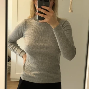 Grå polotröja  - Aldrig använd 