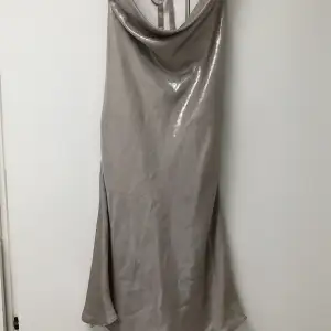 Suuuperfin halterneck klänning från Zara i silvrig/metallisk färg. 😍Endast använd en gång!! Säljer pga att den är för lite för kort för mig som är 176cm 🥲💛