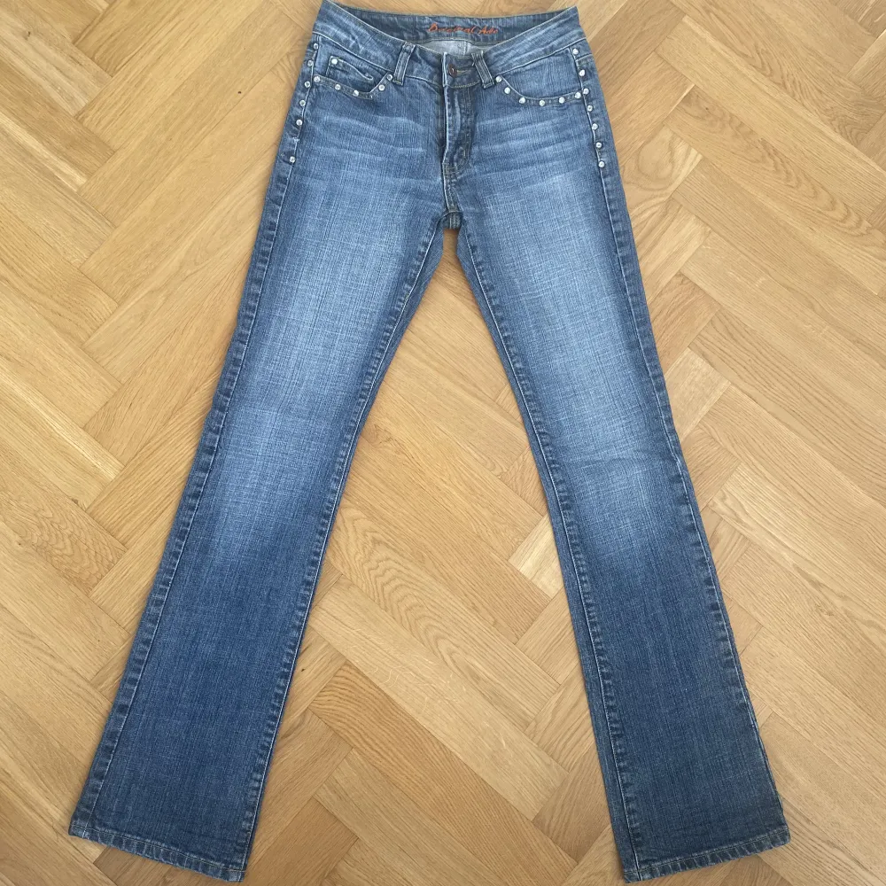 Finaste jeansen som nu tyvärr är för små för mig. Lågmidjade, bootcut. Bra skick!. Jeans & Byxor.