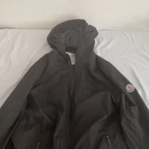 Moncler vår jacka - Moncler jacka storlek L passar även M