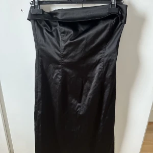 Bandeau klänning  - Super fin silkes bandeau klänning aldrig använd pga för stor för mig runt brösten💗