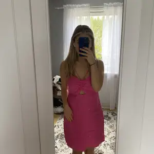 Fin rosa klänning som det inte är något fel på💕inte riktigt min stil där av att jag säljer. 
