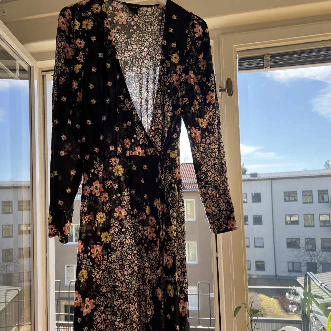 Blommig omlottklänninge från Lindex 