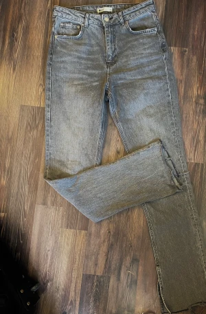Jeans  - Gråa jeans från Gina Tricot med slits 
