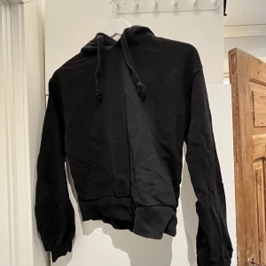 Svart hoodie - Hej, säljer denna hoodie i bra skick. Säljer på grund av att den aldrig kommer till användning!💗