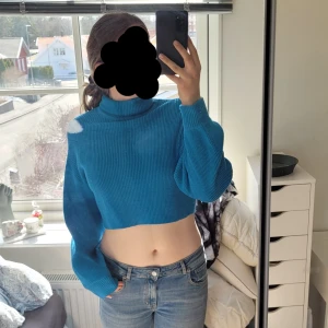 Blå stickad tröja - Suuuperfin stickad tröja. Använd fåtal gånger, nyskick. Croppad + krage. Säljer då den inte kommer till användning. Ord. pris ca 300kr. Hör av dig vid frågor/ funderingar alt fler bilder🥰