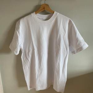 Säljer min vita oversized t-shirt från arket då den inte kommer till någon användning. Använd 1-2 gånger och inköpt förra sommaren. Väldigt bra skick och inga defekter 