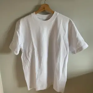 Säljer min vita oversized t-shirt från arket då den inte kommer till någon användning. Använd 1-2 gånger och inköpt förra sommaren. Väldigt bra skick och inga defekter 