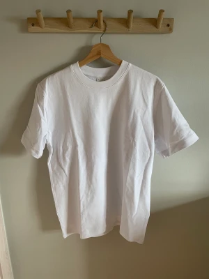 Arket oversized t-shirt - Säljer min vita oversized t-shirt från arket då den inte kommer till någon användning. Använd 1-2 gånger och inköpt förra sommaren. Väldigt bra skick och inga defekter 