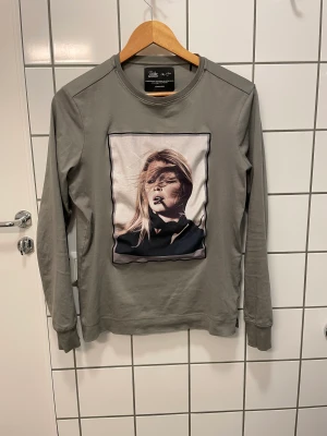 Limitato T-shirt Tröja - Limitato Långärmad T-shirt Grå. Storlek: XS (Stor i storlek, passar S). Skick: 9/10 (box, kvitto ingår). Retail: 2000kr. Mitt pris: 949kr. Skriv vid frågor eller funderingar 🤗