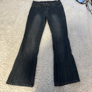 y2k byxor - coola y2k byxor, passar mig som brukar ha storlek m 