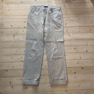 Byxor, Gant - Beiga byxor från Gant. Bra skick.  Inköpta på second hand.  W33/L32