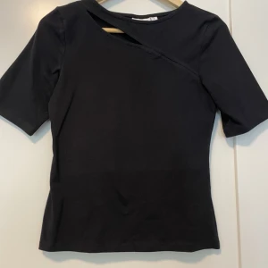 Svart tröja - Aldrig använd, den har en smal öppning vid nyckelbenet, köpt på Kappahl🫶🏼