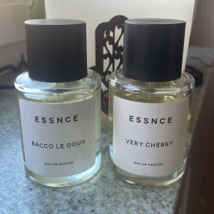 Två parfymer från ESSNCE - Banco le doux= Tom Ford Tobacco Vanilla. Very Cherry= Tom Ford Lost Cherry. Starka långvariga dofter! Håller hela dagen på mig.  450 kr för båda inklusive frakt (en för 225). Ordinariepris 700 för båda. 