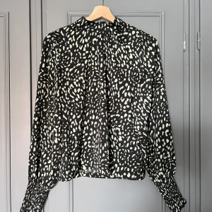 Blus - Blus från Lindex oanvänd. Storlek 34, lite rymligare i storleken.