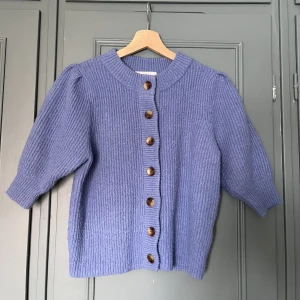 Stickad tröja - Stickad tröja/ kofta från monki storlek s. Mycket fint skick. Blålila färg.