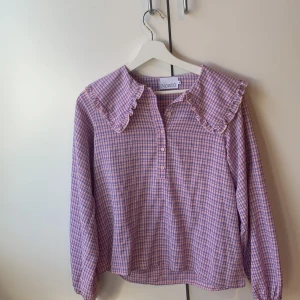 Rosa blus - Rutig Blus med krage. Är lite större i storlek. 
