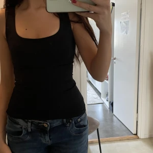 Linne - Säljer detta fina linne från zara, materialet är väldigt skönt nypris 250 säljer för 99kr storlek s, väldigt stretchigt dock💋