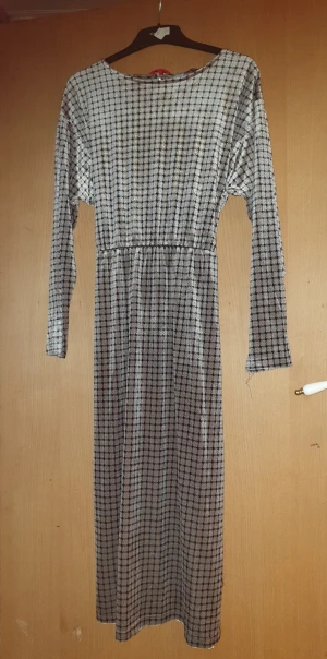 Snygg stilren sammets klänning - Helt ny oanvänd lång vacker grå sammets klänning. läng från axel till slut 120 cm stl L men passar en 36 :a   