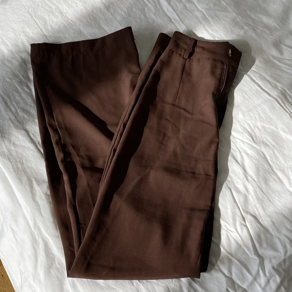 Ett par bruna kostymbyxor som tyvärr inte kommer till användning. Tyget är ganska tunt så de är perfekta nu till sommaren 🥰Jag på bilden är 163 cm. Jeans & Byxor.