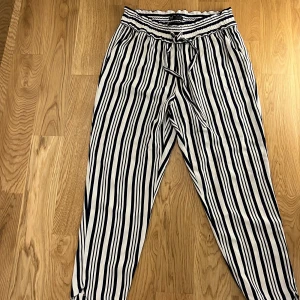 Byxor  - Byxor från zara, kommer inte till användning för mig längre. 