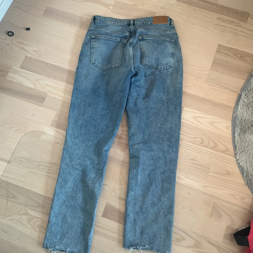 Ett par blå jeans som inte har kommit till användning . Jeans & Byxor.