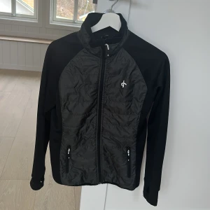 Träningsjacka  - En fin träningsjacka från Cross sportwear använd två gånger (som ny)👌🏼❤️‍🔥 perfekt till löpning eller andra sporter 