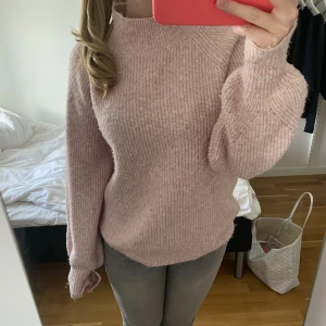 Rosa stickad - Super fin rosa stickad tröja💗💗jättefin på en sommarkväll💗köpt för ett tag sedan men inte så använd💗