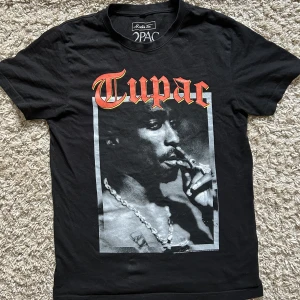 T-shirt  - Äkta 2pac T-shirt använd fåtal gånger i väldigt bra skick. För fler bilder skriv till mig. (Tryck INTE på köp nu) köparen står för frakt.❣️