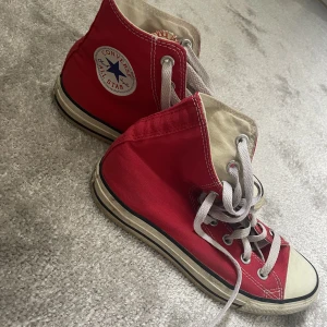 Converse - Storlek 37,5 men passar mig med storlek 39. Köpt för 750 säljer för 150kr + frakt. Inte helt vita längre dock nytvättade skriv för fler bilder💞