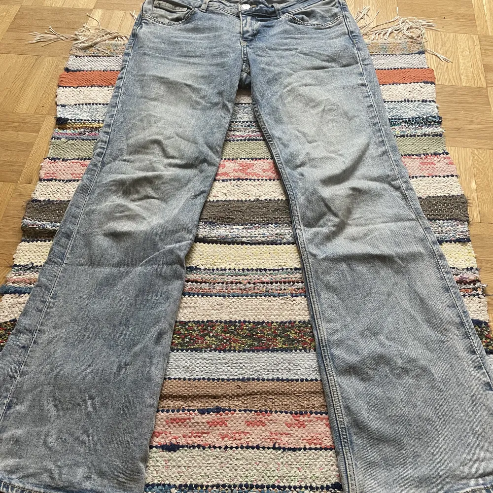 Ljusblåa lågmidjade flare jeans från hm, knappast använda!💕. Jeans & Byxor.