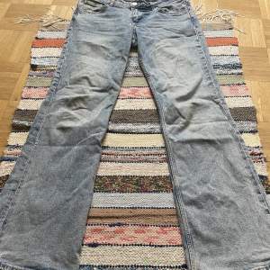 Ljusblåa lågmidjade flare jeans från hm, knappast använda!💕
