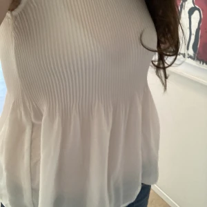 Söt blus/linne - Söt blus som jag ficka av min mamma, har andvänts lite och därför säljs men kan tänka mig att den är söt på sommaren under middagar osv. Skriv om du vill spekulera pris.💕