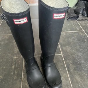 Hunter stövlar  - Säljer mina höga hunter stövlar i matt svart färg. Dem är i jättefint skick men lite smuts fläckar. Strl 38 kan passa större.