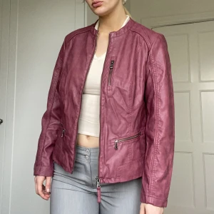 Plommonfärgad skinnjacka  - Äkta skinn, märke CECIL. Storlek M. 🌷